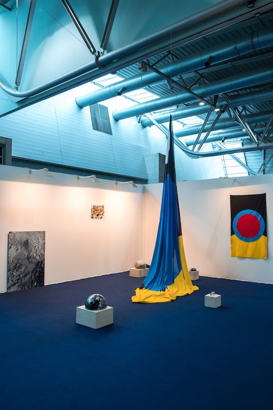 vue de l'exposition Jean-Baptiste Grangier, Mulhouse 019 la jeune création dans l'art contemporain, 2019 ( photographie : Emmanuel Selva ) de gauche à droite : Écogenèse, 2019 / Ici sont les terres australes inconnues, 2019 / Un monde concret, 2018 / Flag of Earth 1970, 2018 / Cadle's variations Mars, 2018