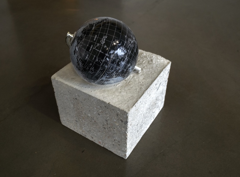 Jean-Baptiste Grangier, Un monde concret (détail), 2018, 7 éléments, béton, globes terrestres de 1969 à 2018, dimensions variables – production la BF15