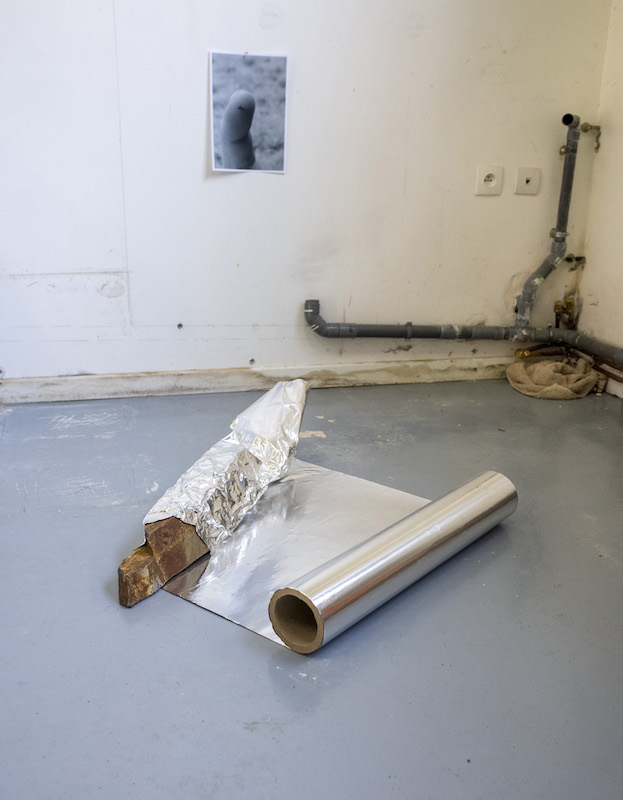 Jean-Baptiste Grangier, Kitkat, 2019, rouleau d'aluminium, schiste - 75x65x20cm