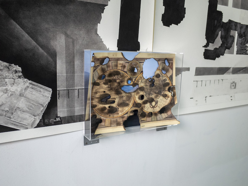 Jean-Baptiste Grangier, Ici sont les terres australes inconnues, 2019, impression capture d'écran google streetview, reproduction numérotée du nova totius terrarum orbis geographica ac hydrographica tabula, boîte en plexiglas – 60x40x6cm