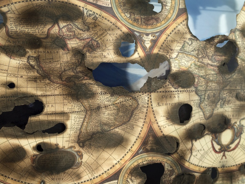 Jean-Baptiste Grangier, Ici sont les terres australes inconnues, 2019, impression capture d'écran google streetview, reproduction numérotée du nova totius terrarum orbis geographica ac hydrographica tabula, boîte en plexiglas – 60x40x6cm