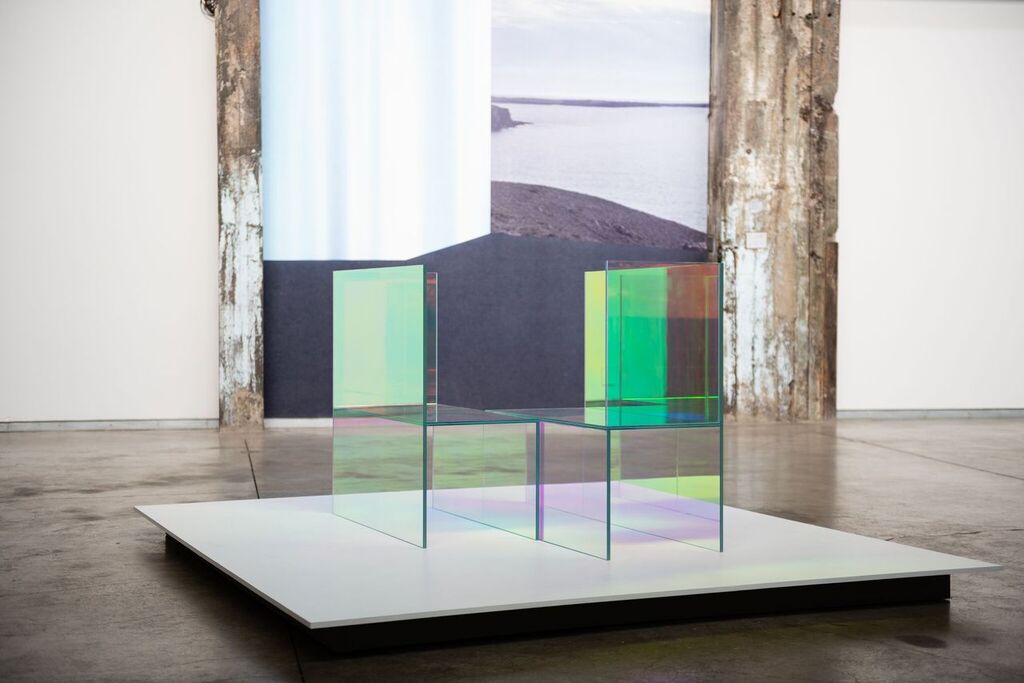 Vikky Alexander, Dichroic benches (avant / front), Frozen Wall (arrière / back), 2020 © Maxime Boisvert