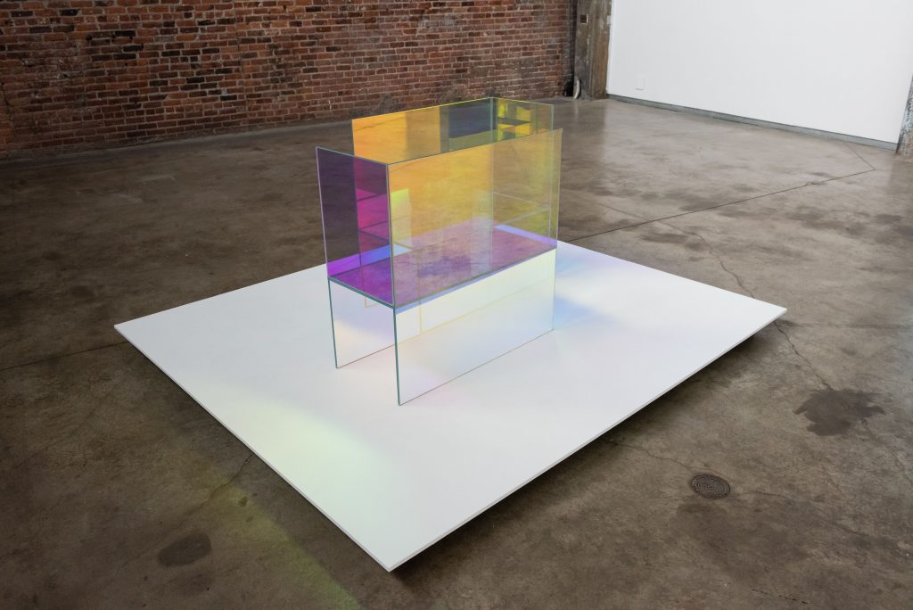 Vikky Alexander, Dichroic benches, 2020 © Maxime Boisvert