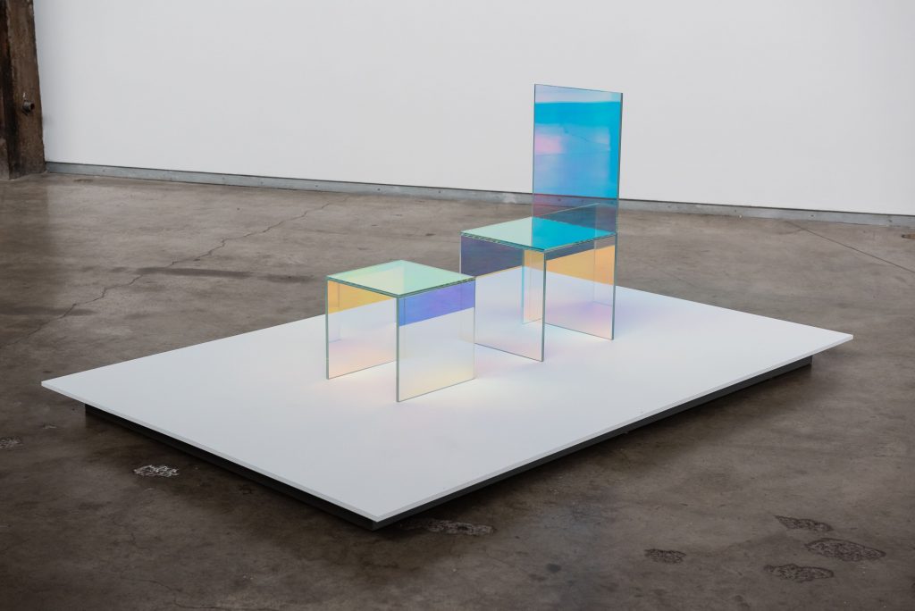 Vikky Alexander, Dichroic Chair & Table, 2020 © Maxime Boisvert