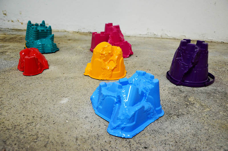 Marie Havel, "Seaux de plage", plastique, peinture acrylique et vernis brillant, dimensions variables, pièces uniques, 2018-2019