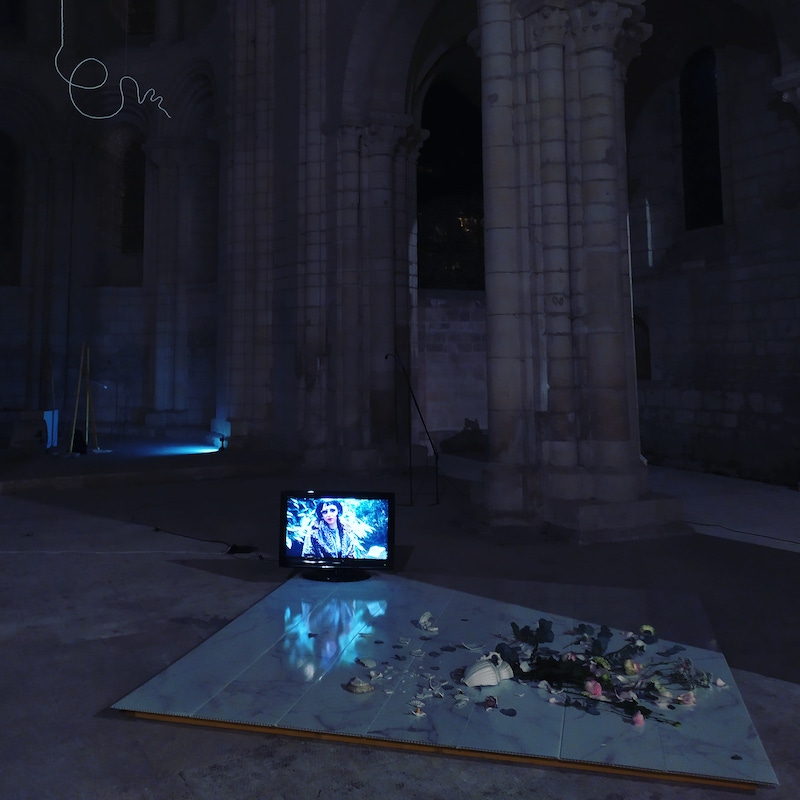 Vue de l’exposition « House of Crystal » (mars 2020), installation vidéo, plaques de carrelages effet marbre, vase cassé, fleurs fraiches, signature en perle. La Halle Tropisme, Montpellier.