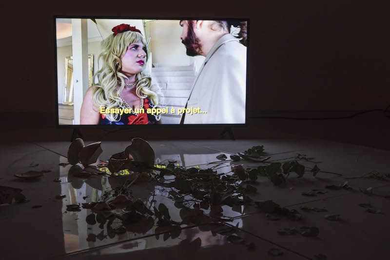 Vue de l’exposition « UN MAXIMUM DE… » (octobre 2019), installation vidéo, plaque de pvc effet marbre, vase, fleur, mobile en perle. Eglise st Nicolas, Caen