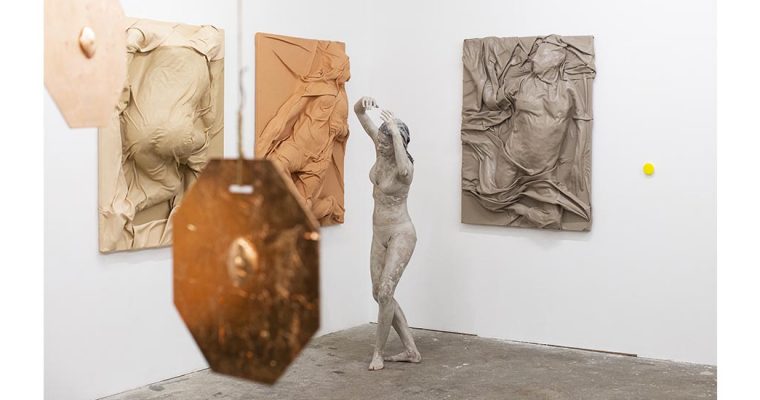 SARAH TROUCHE,  SEULE LA FEMME QUI GRATTE LE SOL…