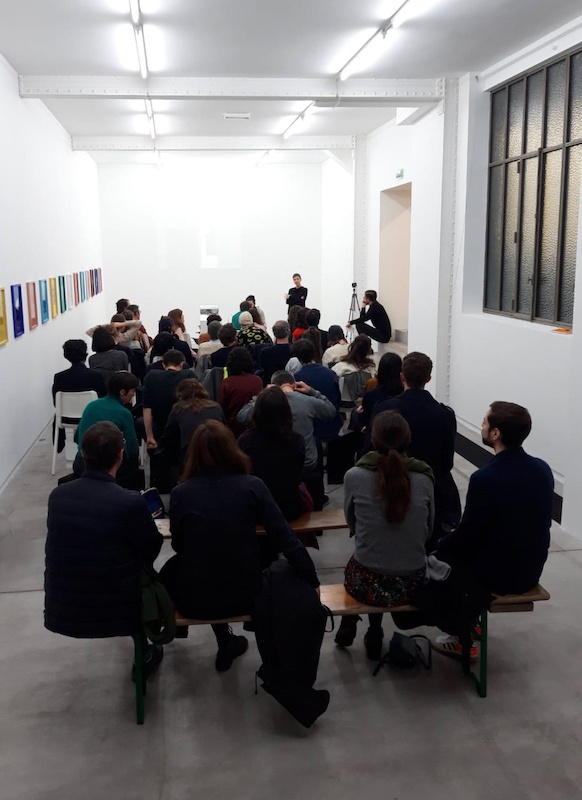 Vue de la conférence d’Aurélien Mole, « Les artistes iconographes », L’ahah #Griset, mardi 27 novembre 2018 (dans le cadre de l’exposition personnelle de Lena Amuat & Zoë Meyer, Artefakte und Modelle) © photo : L’ahah, Paris