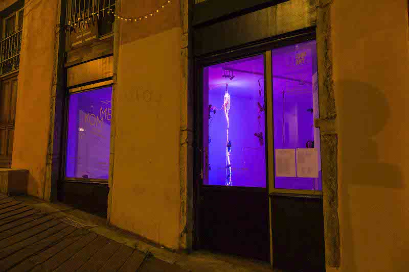 Exposition Un mirage irisé de Damien Fragnon visible depuis la vitrine du lieu et en streaming sur www.kommet.fr