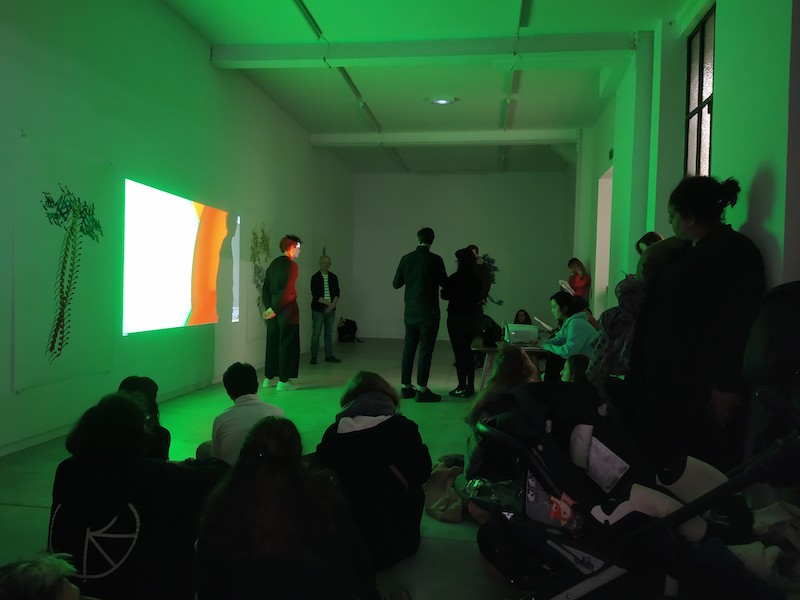 Vue de la performance d’Éric Giraudet de Boudemange, sur invitation et à l’occasion de l’exposition personnelle de Ran Zhang, Resolution of Traits, L’ahah #Griset, samedi 25 janvier 2020 © photo : L’ahah, Paris