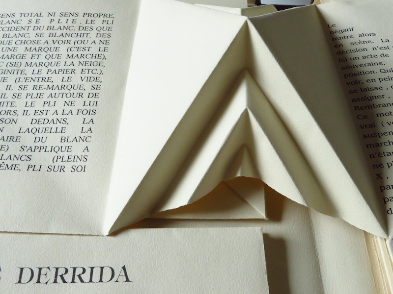 Jacques Derrida, Erradid, page pyramide
