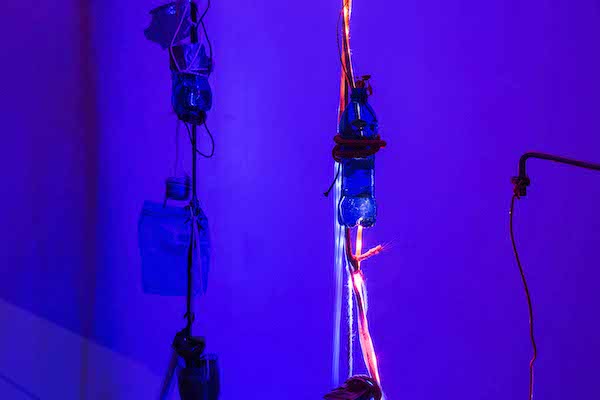 Damien Fragnon, vue d’exposition Un mirage irisé Crédit photo : Amélie Berrodier KOMMET LYON
