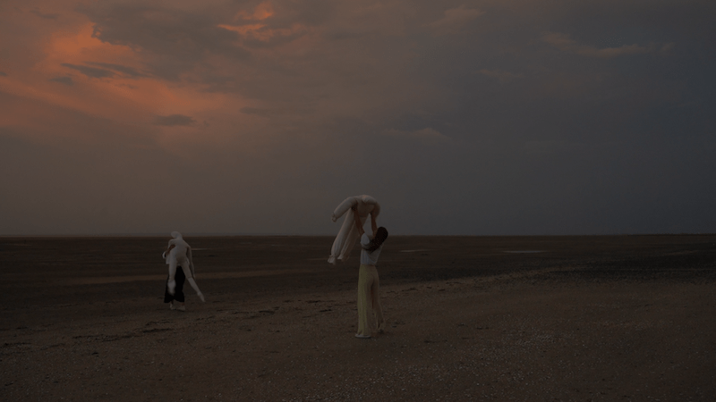 Captures des premières images de Doing for the rising sun, le documentaire fiction d'Alice Delanghe qui retrace l'histoire de Before sunrise. Figurantes : Constance Hinfray et Claire Doucet.