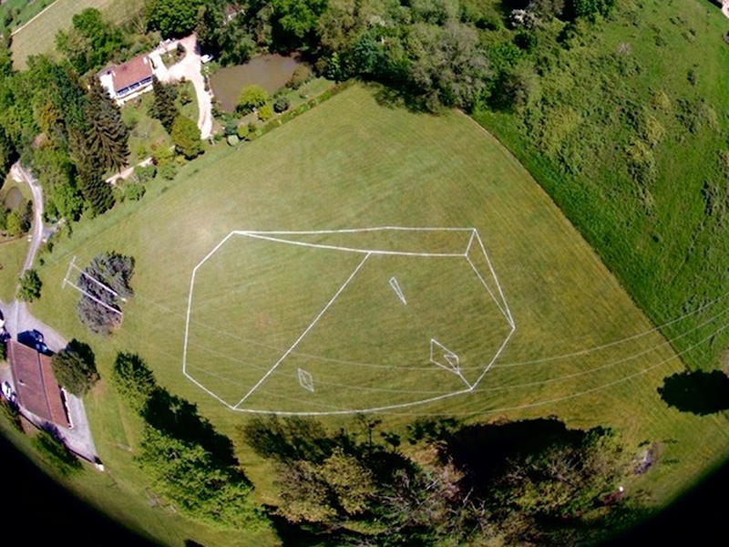 « Owiiig, le polyèdre à visage humain » 2018 - Valérie Champigny - Géoglyphe, parcelle de 3000m²- Majouans - Dordogne (24)