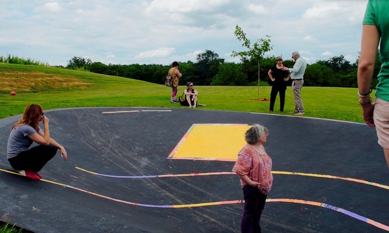 « La Spoon »- 2018 - Valérie Champigny - Réceptacle de convivialité sur une colline artificielle -Béton peint - 9 x 12m - Dordogne (24).