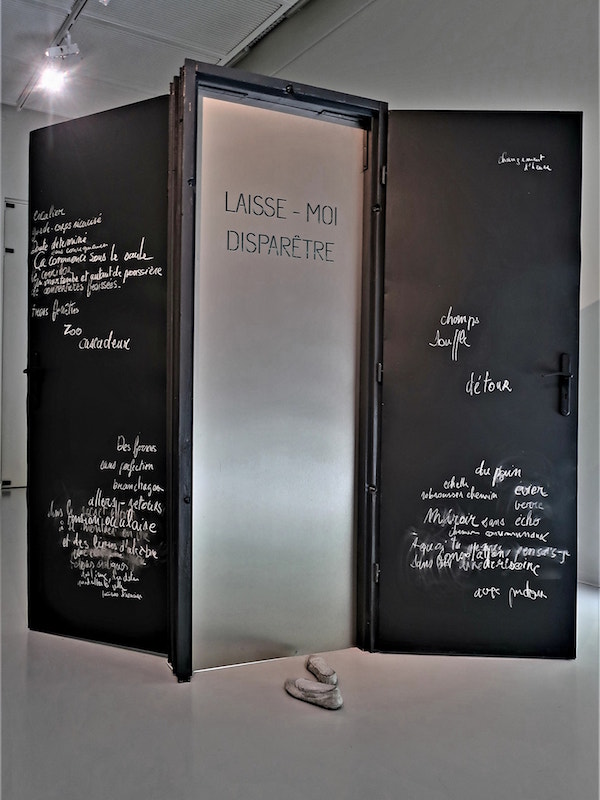 « Laisse-moi disparêtre »- 2020 - Valérie Champigny - Installation triptyque -portes blindées, néon , craie - 3 x 2m - Centre d’arts du Bois Fleuri à Lormont (33).