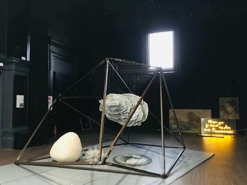 « Nuage-présage »- 2019 - Valérie Champigny - Installation polyèdre et nuage en suspension - 3 x 4 x 4 m - Inauguration du Pôle de l’Écrit, de ll’Image et du Numérique - Polyèdre de Bazas (33).