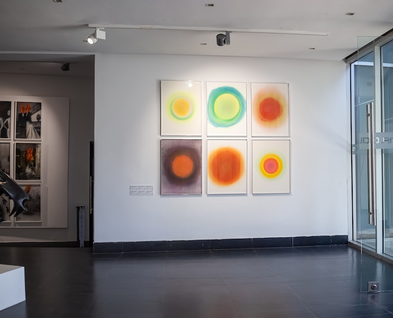 Vue de l'exposition La Vague Blanche : 20 ans d’art contemporain marocain, galerie 38, Casablanca jusqu'au 08 novembre 2020