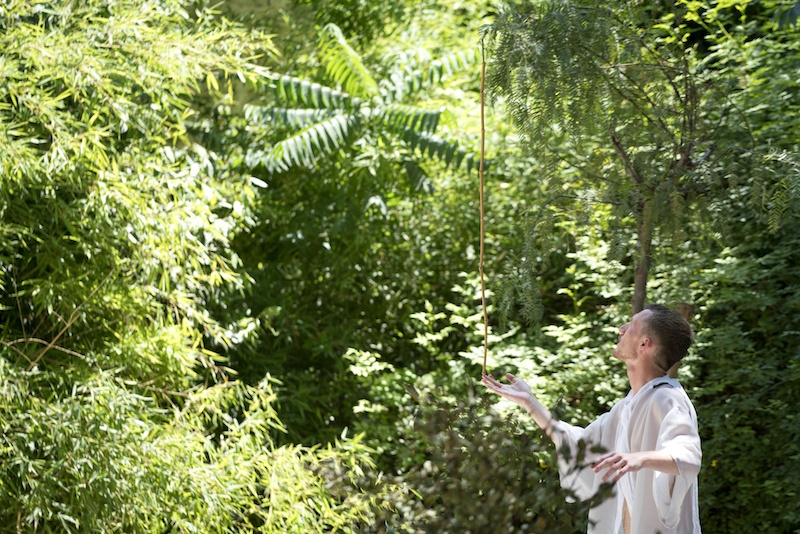 vphotographie de la performance An it harm none, do what ye will Durée 1h, juin 2019 Rituel de purification et de protection du jardin et du musée L'Hôtel des Collections - MO.CO., Montpellier France Crédit photo: Marc Domage