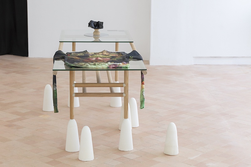 Guillaume Constantin, Lo-fi Gritti, 2020, bois recyclé, entretoises imprimées en pla constitué de coquilles Saint-Jacques recyclées, verre, images imprimées et pains de sucre. Réduction et élévation de la table Gritti (v. 1970), conçue par l’architecte et designer vénitien Carlo Scappa, production MAGCP ;  Arcimboldo sweater, 2020, sweat-shirt imprimé reprenant le « Portrait de Rodolphe II en Vertumne » (1590) de Giuseppe Arcimboldo, production MAGCP et  Cofalit, 2015, fragment issu du recyclage de l’amiante par vitrification, collection de l’artiste. Exposition Sans ombre exactement, Maison des Arts Georges et Claude Pompidou, 2020. Photo © Yohann Gozard.