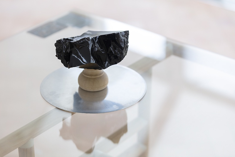 Cofalit, Guillaume Constantin, 2015, fragment issu du recyclage de l’amiante par vitrification, collection de l’artiste. Exposition Sans ombre exactement, Maison des Arts Georges et Claude Pompidou, 2020. Photo © Yohann Gozard