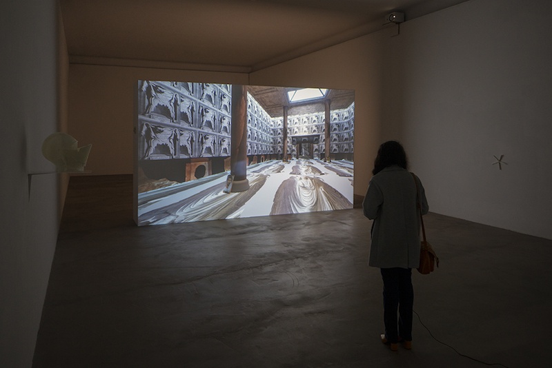 Panoptikum 2, Guillaume Constantin, 2019.  Application & interfaces numériques, manette de jeu et impressions 3D issues de fichiers « open source » d’Olivier Laric.  En collaboration avec le Virtual dream center. Son de Benjamin Laurent Aman. Production Les Instants Chavirés, Montreuil / Drac Ile-de-France (aide individuelle à la création). Exposition Sans ombre exactement, Maison des Arts Georges et Claude Pompidou, 2020. Photo © Yohann Gozard