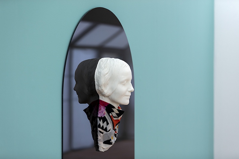 Double inconnue, Guillaume Constantin, 2019, masque de l’Inconnue de la Seine en plâtre, foulard trouvé, support en pmma noir brillant. Courtesy Galerie Bertrand Grimont. Exposition Sans ombre exactement, Maison des Arts Georges et Claude Pompidou, 2020. Photo © Yohann Gozard