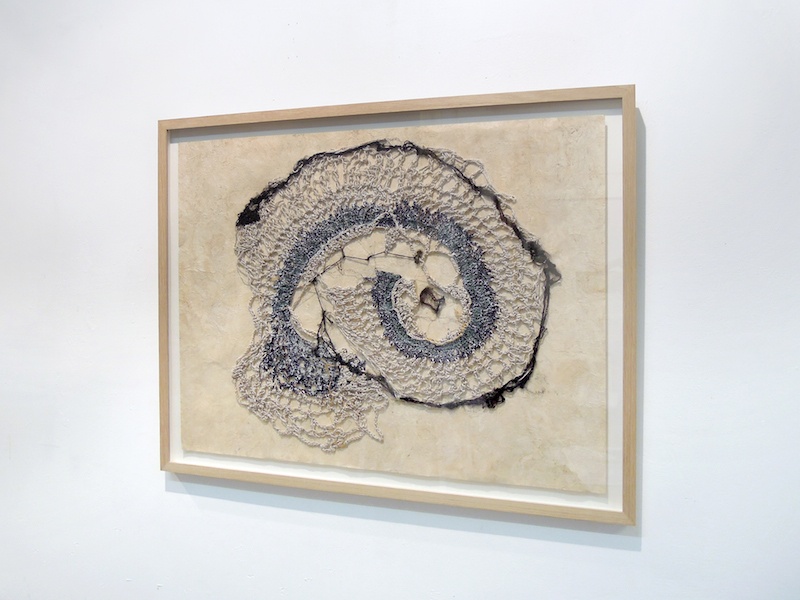 Antinea Jimena, Sédimentations, 2019. Tissage et sédiments sur papier amate, 50 x 65 cm