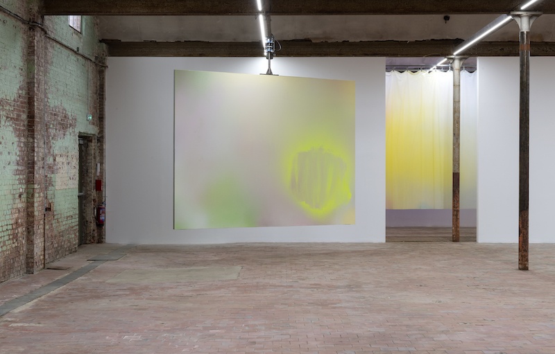 Vue de l'exposition de Bruno Peinado Briller et disparaître / Le spectacle d'un feu au SHED, 2020. © Marc Domage.