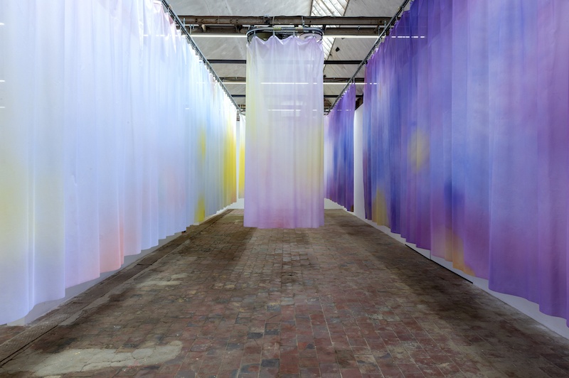 Vue de l'exposition de Bruno Peinado Briller et disparaître / Le spectacle d'un feu au SHED, 2020. © Marc Domage.