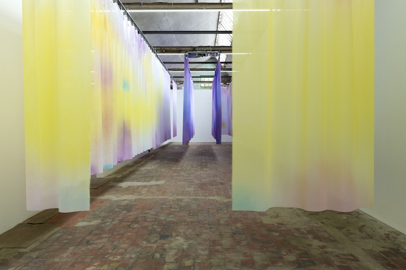 Vue de l'exposition de Bruno Peinado Briller et disparaître / Le spectacle d'un feu au SHED, 2020. © Marc Domage.
