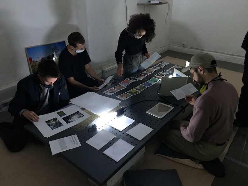 Vue de l'exposition de "Caresser nos lieux et leurs histoires" avec Flora Hommand et Vincent Dalbera au 24 Pantin. Octobre 2020.