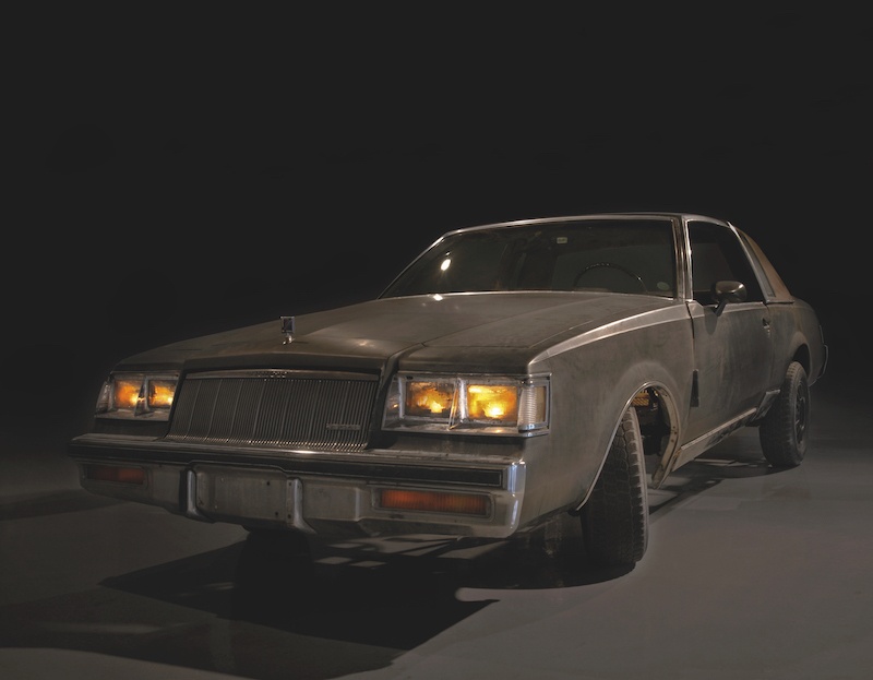 MICHEL DE BROIN SHARED PROPULSION CAR, 2007. Carrosserie de voiture modifiée (Buick Regal, 1986), pédaliers, sièges et bougies. Dimensions : 510 x 182 x 139 cm. Vidéo. Durée : 3’ 48”. Documentation juridique. Collection FRAC Poitou-Charentes (Région Aquitaine). Photo Collection FRAC Poitou-Charentes