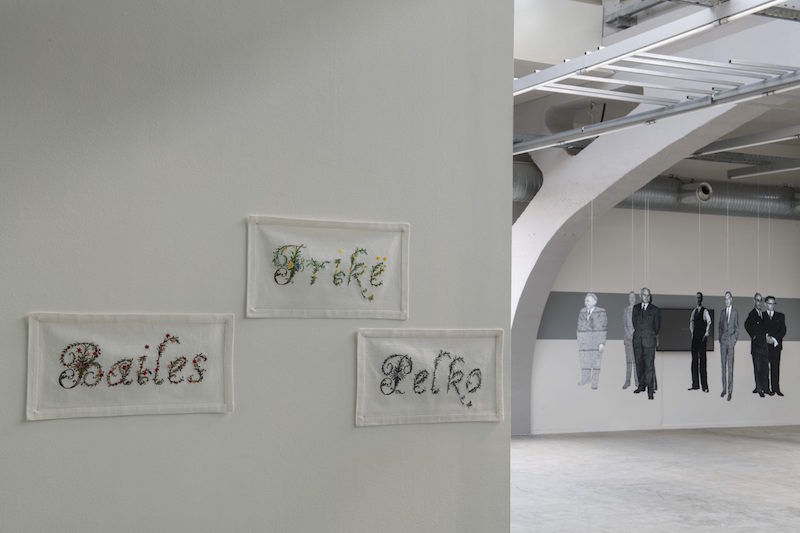 Vue de l'exposition "Le monument, le labeur et l'hippocampe", 2020 | Tanja Boukal, "European Spring", 2019 ; "Vetus Angelus Novus", 2020 (arrière plan) © La Kunsthalle - photo : Sébastien Bozon