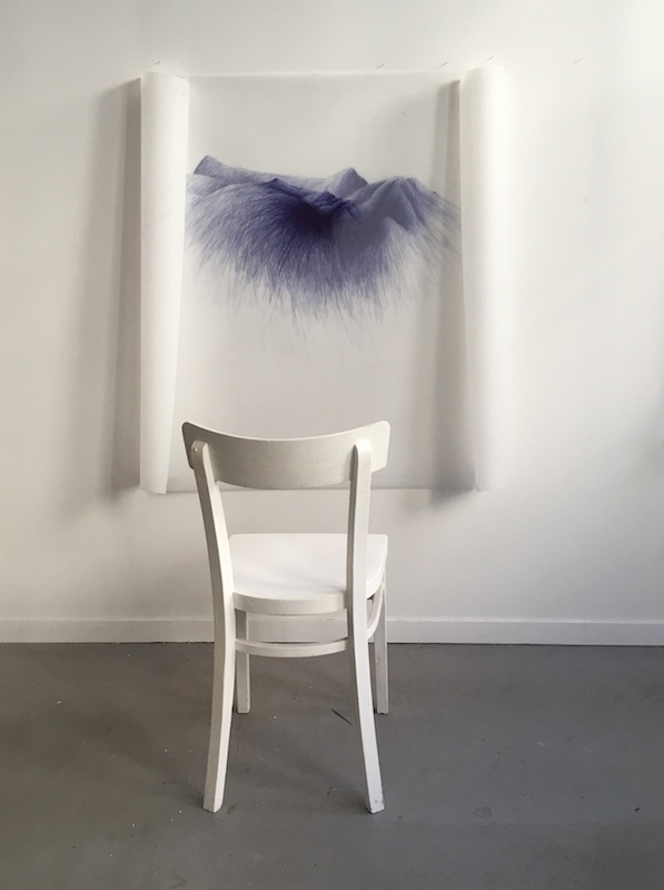 Danièle Gibrat, "horitzó: ici, hier" - stylo-bille sur calque polyester, chaise, 2016