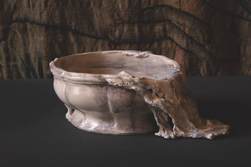 Laurie Karp, Cascade-festin (soupière), faïence émaillée, 13,5 x 26 x 20 cm, produite en résidence au Musée de la Céramique, Desvres. Collection particulière. © photo : B. Jagerschmidt