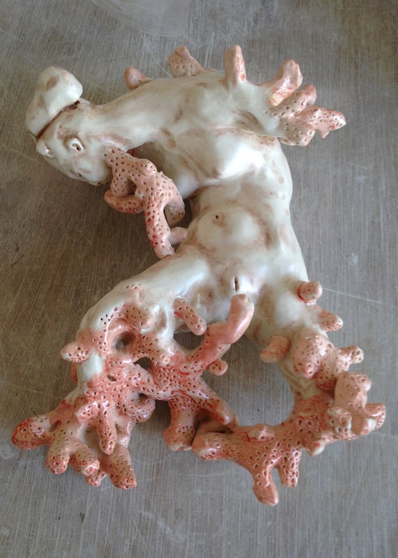 Laurie Karp, Devenir corail, faïence émaillée, h11 x 25 x 19 cm. © photo : L. Karp