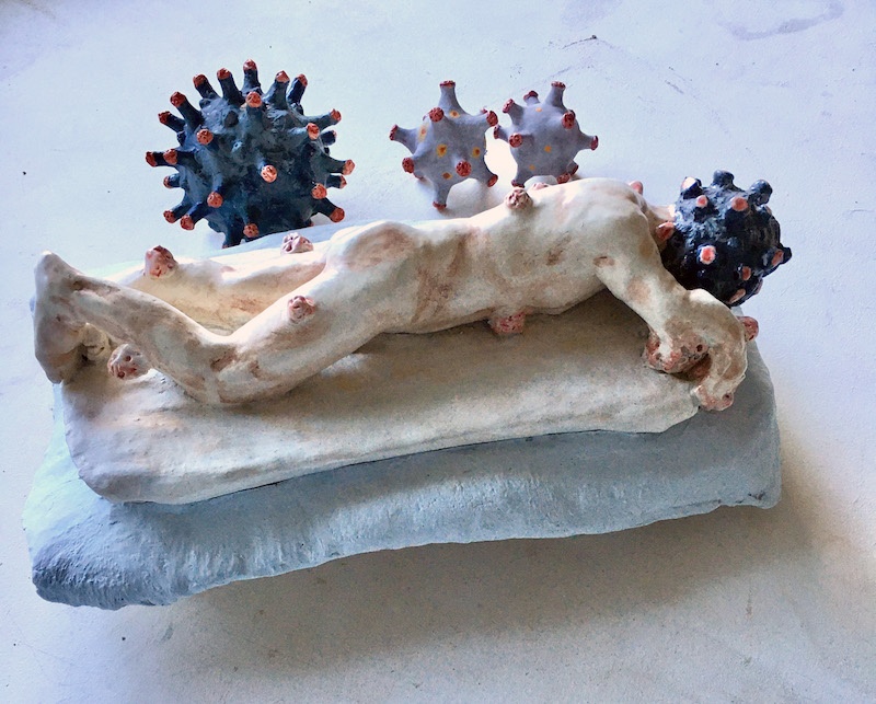 Laurie Karp, Devenir le virus avec Molécules/specimens Covid 19, faïence, émaille, engobe, cire. 12,5 x 22 x 38 cm (hors molécules Covid), © photo : L. Karp