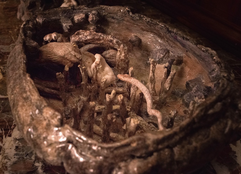 Laurie Karp, Forêt festin 2 (soupière), (détail), faïence et porcelaine émaillée, 15 x 35 x 30 cm. Commencée en résidence au Musée de la Céramique, Desvres. photo : S Sagart