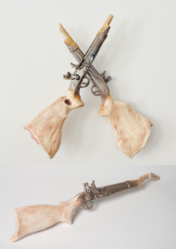Laurie Karp,, Fusils pied de cerf 1 et 2, et Fusil pied de biche, faïence émaillée, longeurs respectifs: 60 cm, 63 cm et 65 cm. Collections particulières et Musée de la Chasse et de la Nature. Produits en résidence, Musée de la Céramique, Desvres. © photos : B. Jagerschmidt