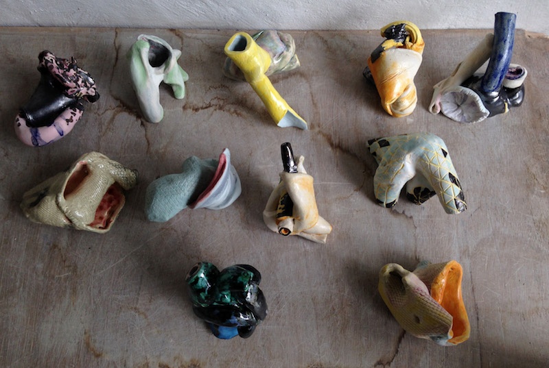 Laurie Karp, specimens de la série Petites formes, faïence et techniques de décor diverses. Formats variable. © photo : L. Karp