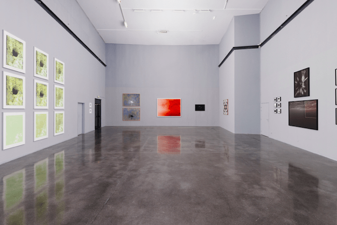 Vue de l’exposition du centre Micro Onde. De gauche à droite les œuvres de Francisco Tropa, Adrian Sauer, Wolfgang Tillmans, Sarah Ritter, Lisa Oppenheim, Sarah Ritter, Nicolas Floc’h. © Aurélien Mole