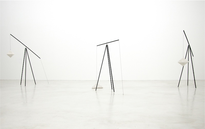 Lucie Douriaud, s(oil) 2018 plâtre et plastique broyé, câble, métal installation dimensions variables > runspace, bains du nord, frac bourgogne, dijon, 2018