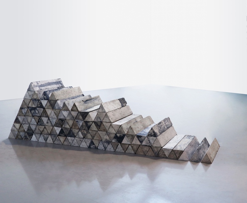 Lucie Douriaud,,rn 437, km 154 2017 plâtre et huile de moteur installation dimensions variables (9 x 9 x 44 cm par fragment)