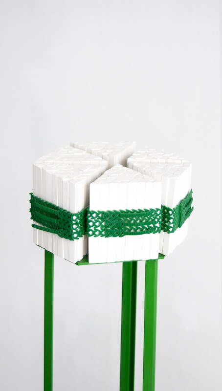 Lucie Douriaud, les giboulées 2017 - 2019 Plâtre, serre-câble, métal 110 x 20 x 20 cm (9 x 10 x 12 cm par fragment)