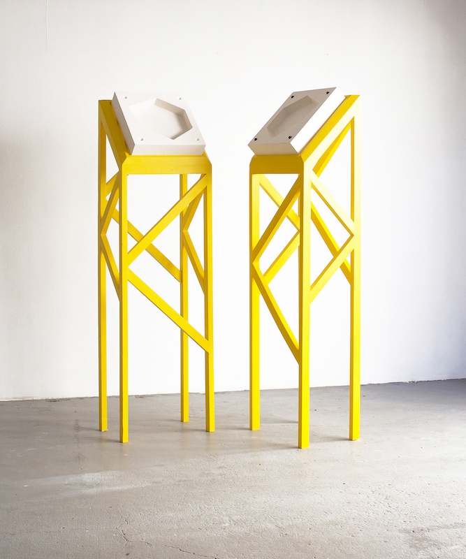 Lucie Douriaud, canon à neige 2018 Plâtre, bois peint, billes Installation dimensions variables (200 x 42 x 41 cm par sculpture)