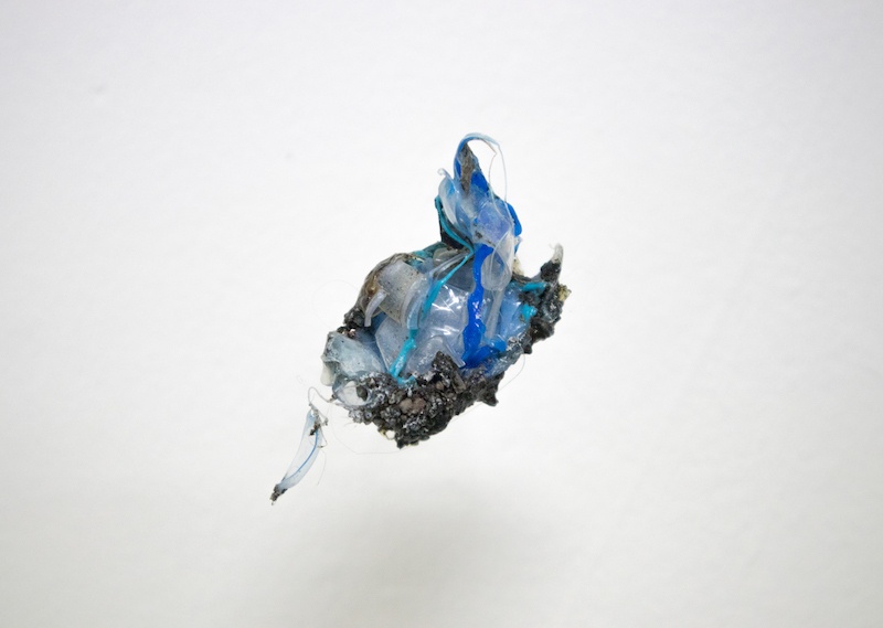 Lucie Douriaud, plastossiles 2018 Plastiques fondus, minéraux, métal Installation dimensions variables