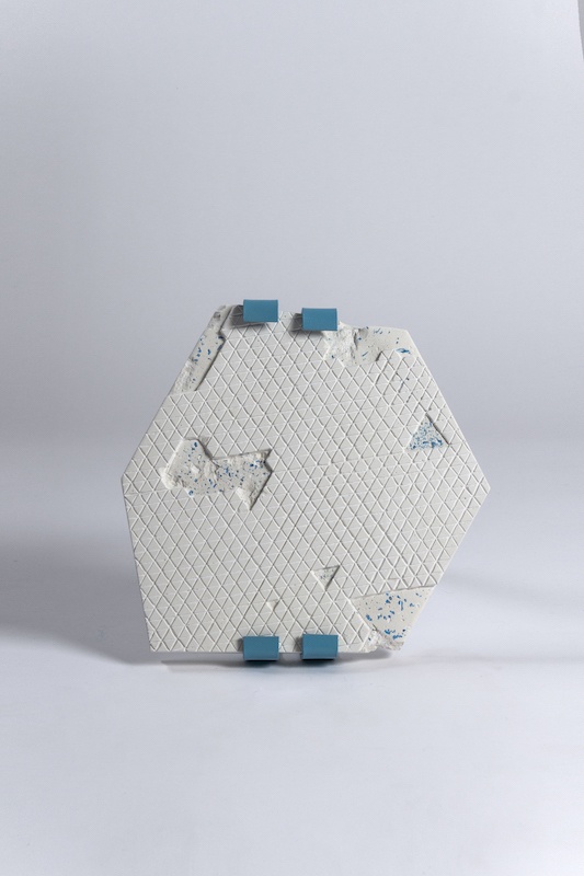 Lucie Douriaud, précipitations 2019 - 2020 Plâtre et plastique broyé, métal peint, gravure Installation dimensions variables (35 x 35 x 5 cm par sculpture)