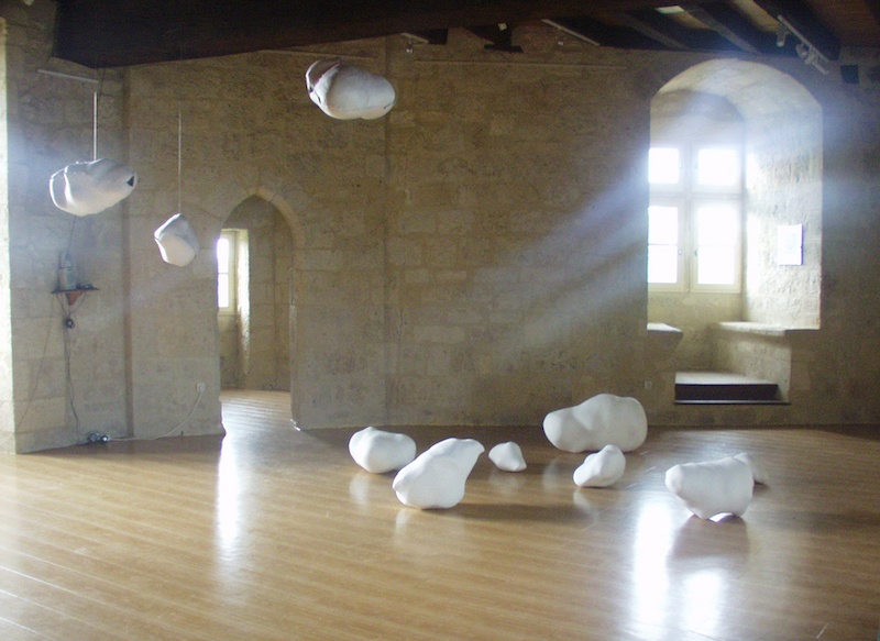 Filomena Borecka, « Méristèmes - empreintes sonores » - les sculptures posées par terre sont réalisées en plâtre et les empreintes sonores en suspension en papier mâché